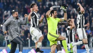 Jugadores de la Juventus celebran su victoria de 2-1 sobre el Milan
