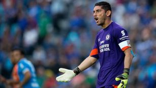 Jesús Corona reclama durante partido de Cruz Azul 