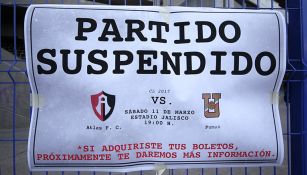 Un cartel anunció que el partido entre Atlas y Pumas estaba suspendido