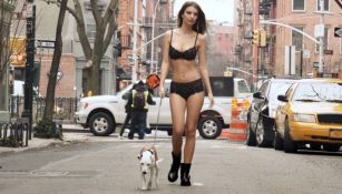 Emily Ratajkowski pasea a su perro en Nueva York