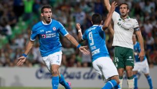 Cauteruccio celebra uno de sus goles contra Santos Laguna