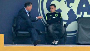 Peláez charla con Pablo Aguilar en un entrenamiento