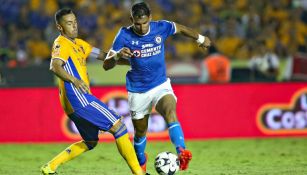 Benítez y Juninho pelean el balón en el último duelo entre Tigres y Cruz Azul