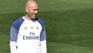 Zinedine Zidane sonríe en un entrenamiento del Real Madrid