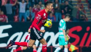 Juan Martín Lucero celebra el gol del empate mientras regresa al centro del campo