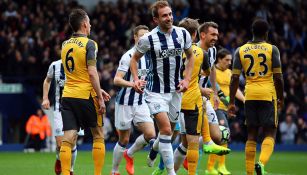 Dawson celebra un tanto frente al Arsenal en Premier