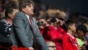 Miguel Herrera observa el duelo entre Xolos y Santos