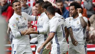 Jugadores del Real Madrid celebran el gol de Casemiro