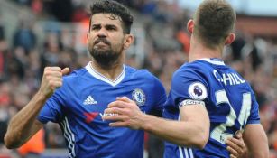 Diego Costa celebra con Gary Cahill el gol de la victoria