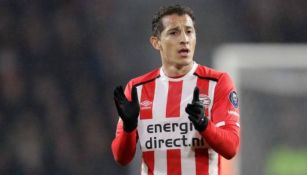 Andrés Guardado aplaude durante el juego entre PSV y Vitesse