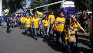 Seguidores de Tigres caminando en las inmediaciones del Estadio Azul