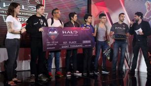 Los integrantes de Shock The World lucen su premio de primer lugar del Halo World Championship Qualifier CDMX