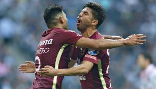 SIlvio Romero y Oribe Peralta se abrazan como festejo de gol