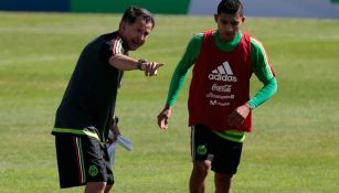 Osorio da indicaciones a Orbelín