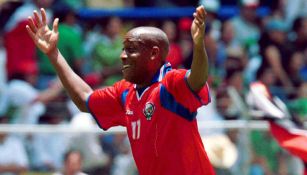 Hernán Medford festeja un gol con Costa Rica
