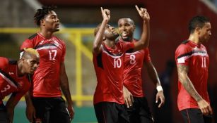 Jugadores de Trinidad y Tobago celebran el gol contra Panamá