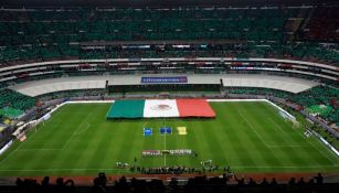 El mosaico en las tribunas y la bandera mexicana en el campo previo al juego frente a Costa Rica