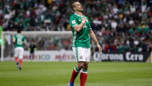 Chicharito celebra con la afición su gol frente a Costa Rica