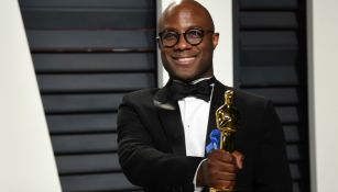 Barry Jenkins sostiene su premio Oscar