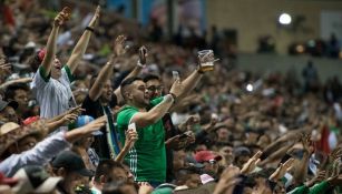 Afición alienta a México en el Estadio Azteca