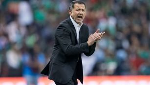 Juan Carlos Osorio aplaude durante el duelo del Tri contra Costa Rica