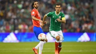 Rafa Márquez pelea un balón durante el partido entre México y Costa Rica