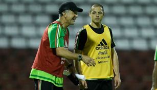 Juan Carlos Osorio junto a Chicharito en un entrenamiento