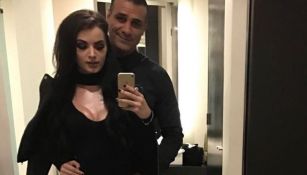 Alberto El Patrón posa muy romántico con Paige