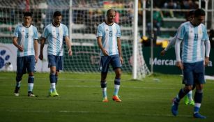 Jugadores argentinos lamentan la derrota contra Bolivia 