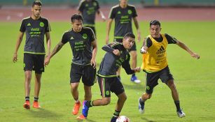 Jugadores de México, durante reconocimiento de campo en Trinidad y Tobago