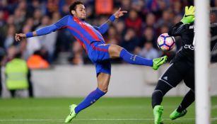 Neymar intenta marcar en el partido contra el Valencia