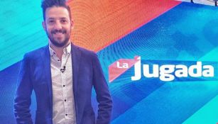 Iñaki Álvarez posa junto al logo del programa