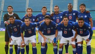 Los jugadores de Cruz Azul posan para la foto con un estadio completamente vacío