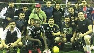 Guerrón aparece en la foto de la escuadra amateur de fut 7