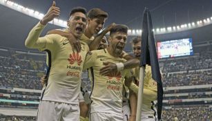 Oribe Peralta festeja con compañeros un gol