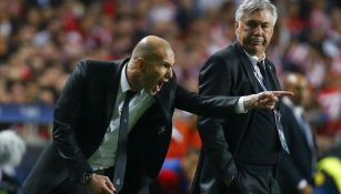 Ancelotti observa las indicaciones de Zidane en un juego del Madrid