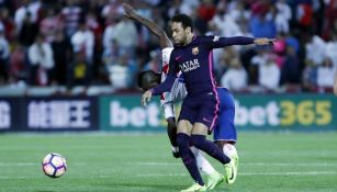 Neymar pelea un balón durante el partido frente al Granada