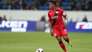 Bailey control el balón en un compromiso del Leverkusen 