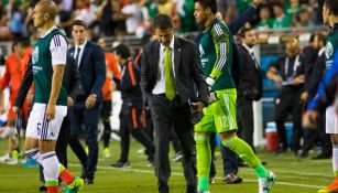 Juan Carlos Osorio, cabizbajo tras ser goleado por Chile