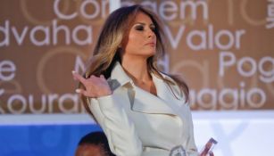 Melania se acomoda el pelo durante un evento