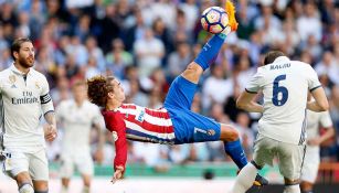 Griezmann intenta una chilena frente al Real Madrid en La Liga