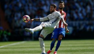Ramos pelea un balón frente a Carrasco en el Derbi madrileño