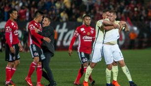 Pablo Aguilar es separado de los jugadores de Tijuana tras agredir al árbitro