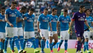 Los jugadores de Cruz Azul salen del campo tras empatar con Morelia