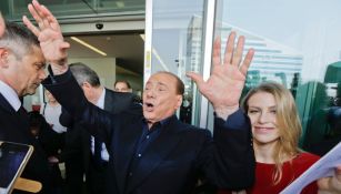 Silvio Berlusconi saluda a los aficionados del Milan