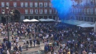 Afición del Leicester encendió bengalas en una plaza de Madrid 