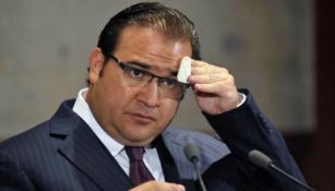 Javier Duarte se limpia el sudor durante un evento