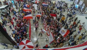 Aficionados de Chivas en las inmediaciones del aeropuerto de la CDMX