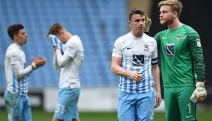 Futbolistas del Coventry City se marchan tristes tras el descenso