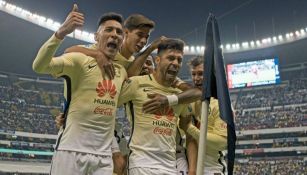 Oribe Peralta celebra un tanto con América en el Estadio Azteca